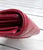 portefeuille yves saint laurent en cuir rouge matelassé grain de poudre avec logo argenté