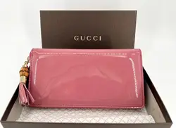 portefeuille zippé gucci en cuir verni rose avec pendentif bambou