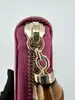 portefeuille zippé gucci en cuir verni rose avec pendentif bambou