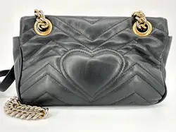 sac à bandoulière gucci gg marmont mini matelassé en cuir souple noir avec bijouterie dorée