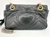 sac à bandoulière gucci gg marmont mini matelassé en cuir souple noir avec bijouterie dorée