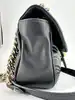 sac à bandoulière gucci gg marmont mini matelassé en cuir souple noir avec bijouterie dorée