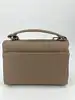 sac à bandoulière michael kors en cuir saffiano beige avec poignée