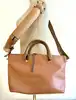 sac à main chloé baylee en cuir bicolore beige et coral à bandouliè réglable entre 97-117 cm