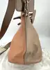sac à main chloé baylee en cuir bicolore beige et coral à bandouliè réglable entre 97-117 cm