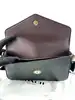 sac bandoulière coach wyn en cuir noir grainé, avec une poche amovibles plate avec 6 fentes