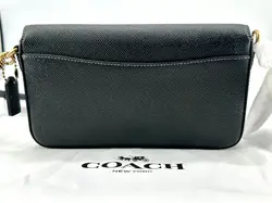 sac bandoulière coach wyn en cuir noir grainé, avec une poche amovibles plate avec 6 fentes