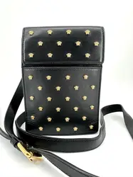 sac bandoulière versace medusa en cuir noir orné de clous métalliques dorés à motif méduse