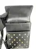 sac bandoulière versace medusa en cuir noir orné de clous métalliques dorés à motif méduse