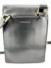 sac bandoulière versace medusa en cuir noir orné de clous métalliques dorés à motif méduse