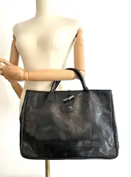 sac cabas longchamp roseau en cuir verni noir effet froissé avec son fermoir métallique argenté