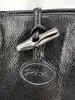 sac cabas longchamp roseau en cuir verni noir effet froissé avec son fermoir métallique argenté