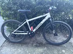 velo btwin rockrider blanc et noir