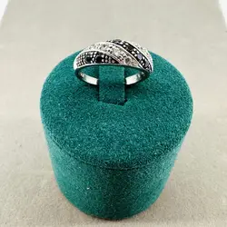 bague entrelacée ornée d'oxydes noirs et blancs t50 argent 925 millième (22 ct) 2,65g