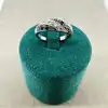 bague entrelacée ornée d'oxydes noirs et blancs t50 argent 925 millième (22 ct) 2,65g