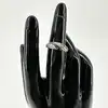 bague entrelacée ornée d'oxydes noirs et blancs t50 argent 925 millième (22 ct) 2,65g