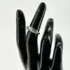 bague entrelacée ornée d'oxydes noirs et blancs t50 argent 925 millième (22 ct) 2,65g