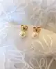 boucles d'oreilles or chacune sertie d'une perle de culture blanche or 750 millième (18 ct) 0,88g