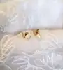 boucles d'oreilles or chacune sertie d'une perle de culture blanche or 750 millième (18 ct) 0,88g