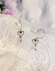 boucles d'oreilles pendentes chacune ornée d'un motif coeur vidé et un oxyde rond or 750 millième (18 ct) 0,74g
