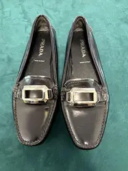 mocassins prada en cuir verni noir