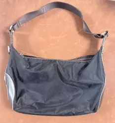 sac lancel porté épaule en toile noir et cuir marron